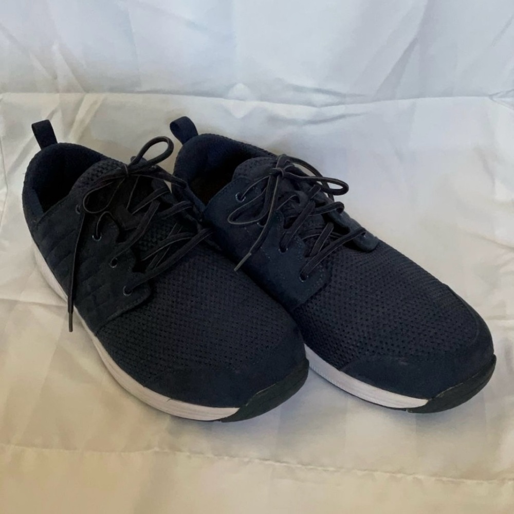 Black Lightweight Athletic Sneakers with Mesh Upper